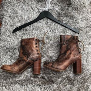 Musse & Cloud Size 6 Snakeskin Booties